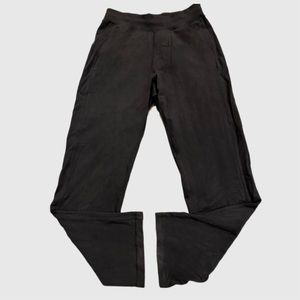 Black sweatpants no tag very flattering on. Pockets are super cute.